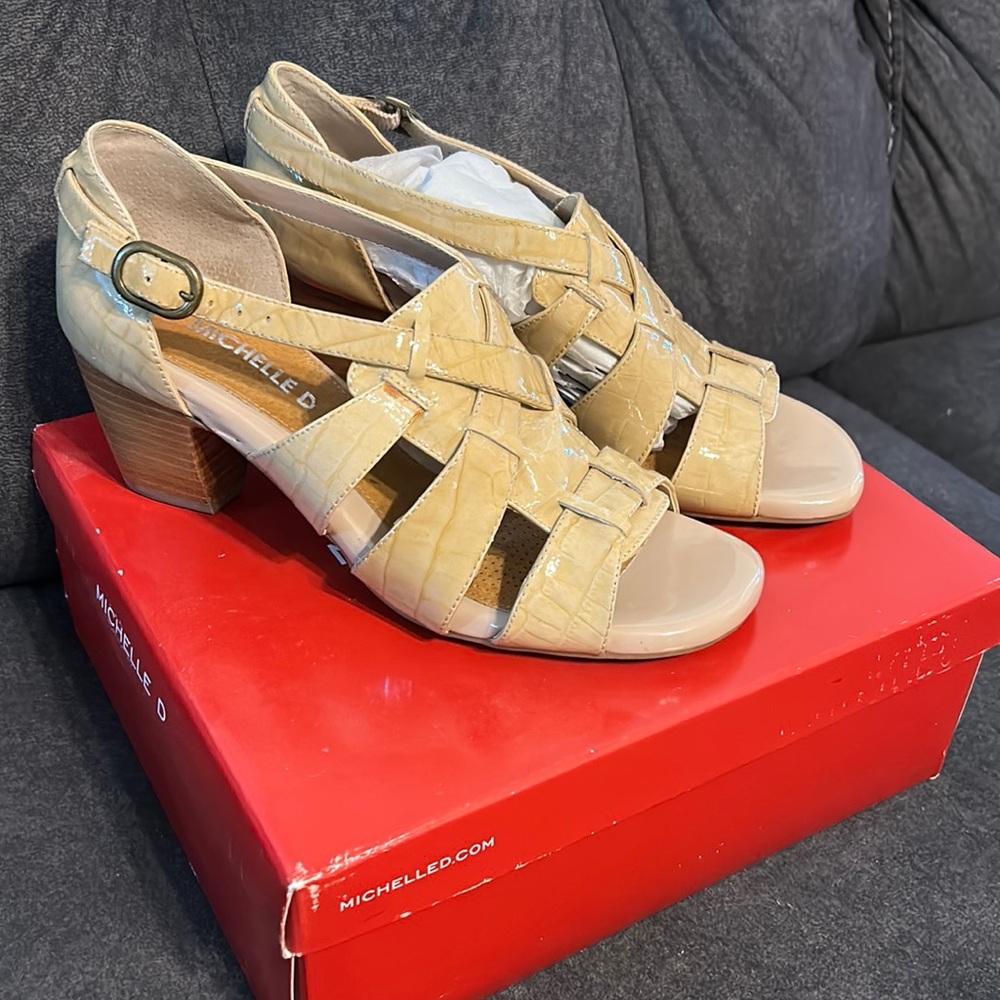 Michelle D Women’s Size 7.5 Heel Shoes Beige New In Box